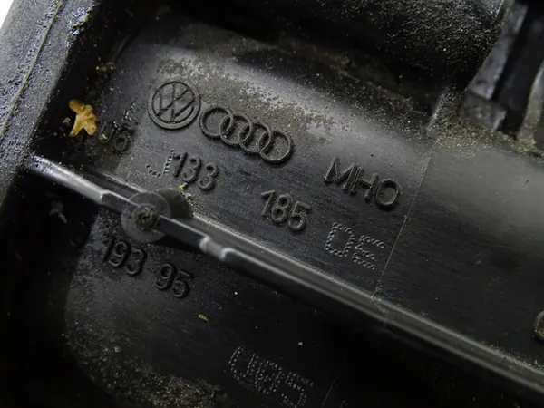 Käytetty Audi OE imukansi OEM 06133185DE image 4