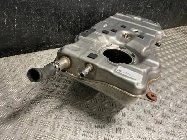 BMW 3 G20 330e polttoainesäiliö OEM 9488653 image 3