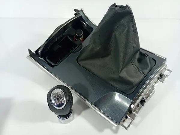 Mazda 6 2002-2008 Poignée & Cendrier OEM M1S191DOM00012173 image 3