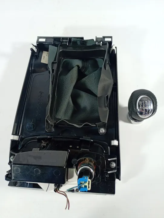 Mazda 6 2002-2008 Poignée & Cendrier OEM M1S191DOM00012173 image 4