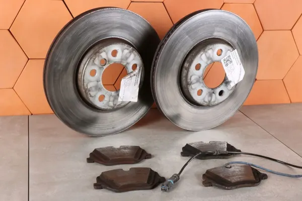 Discos y pastillas delanteros BMW OEM 6891079 image 2