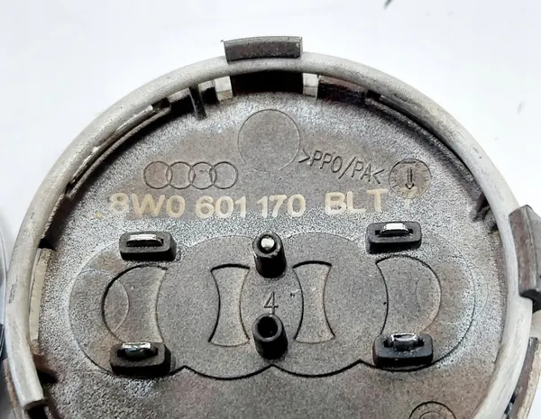 Enjoliveur Audi OEM 8W0601170 - État Utilisé image 4