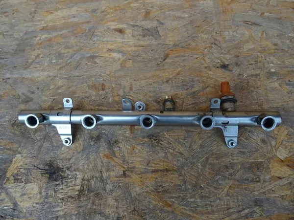 AUDI RS3 8P TTRS 8J RSQ3 8U 2.5 TFSI Rampe d'injection Capteur 07K133317K image 2