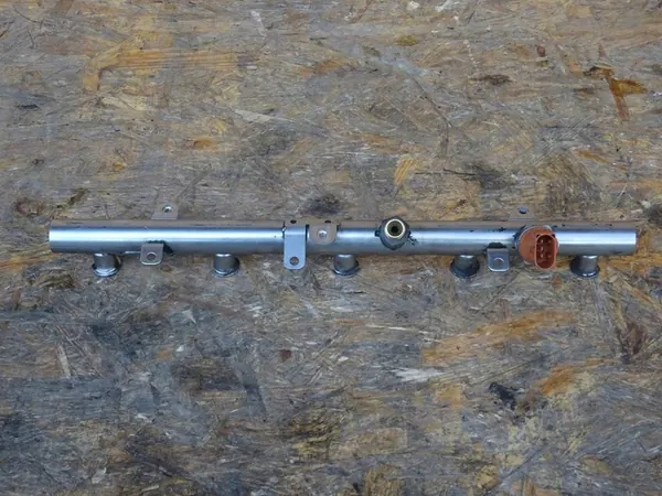 AUDI RS3 8P TTRS 8J RSQ3 8U 2.5 TFSI Rampe d'injection Capteur 07K133317K image 8