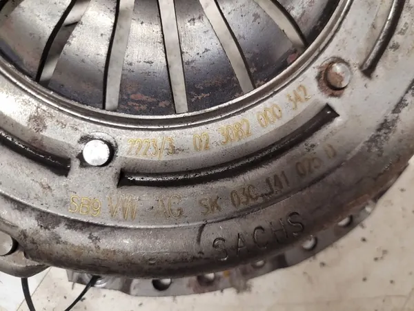 Disque d'embrayage SEAT IBIZA IV 1.4L essence 03C141025D image 2