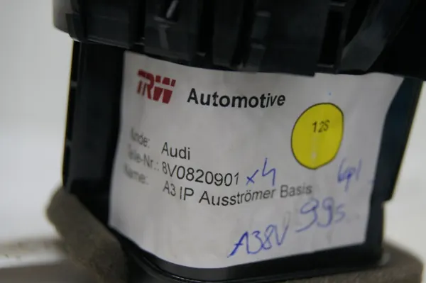 Audi A3 8V instrumentpanel ventilationsgall OEM QBG 8V0820901A image 6