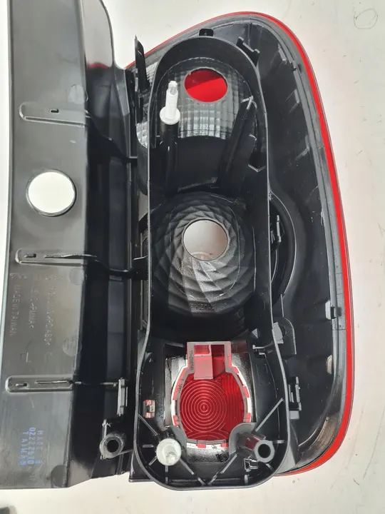 Lámpara trasera combinada TYC izquierda Dacia Duster image 9