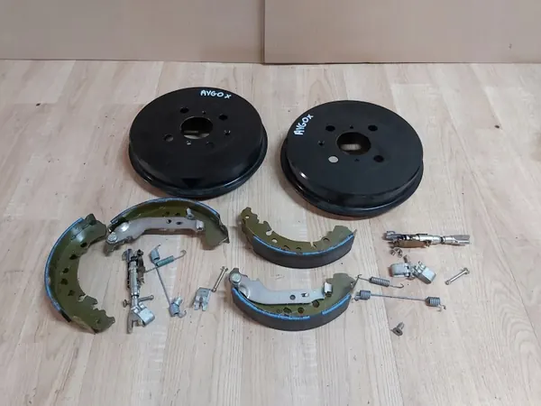 Toyota AYGO X BĘBNY TYŁ OEM bromstrummor bak image 2