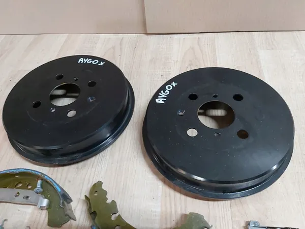 Toyota AYGO X BĘBNY TYŁ OEM bromstrummor bak image 3