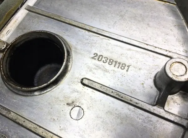 OEM 20381181 Volvo Motorvorderabdeckung - Gebraucht image 5