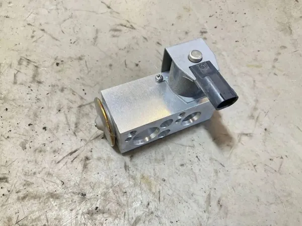 Válvula radiador ar condicionado BMW OEM 61906411 - Usado image 2