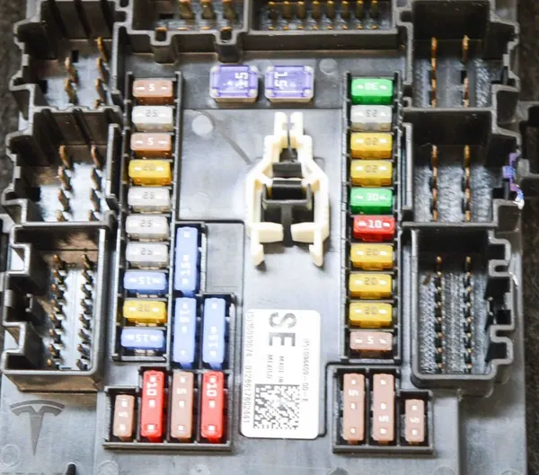 Caixa de fusíveis TESLA MODEL S 2017 image 4