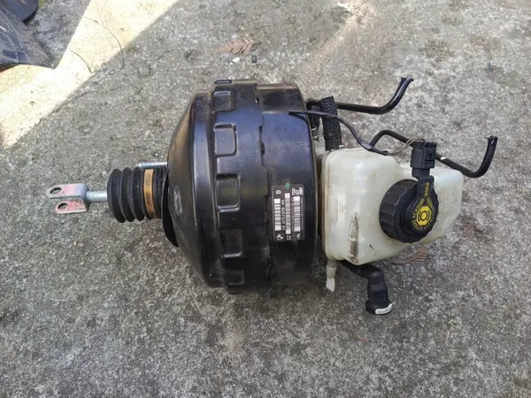 Pompe à frein BMW OEM 6751976 - État utilisé image 2
