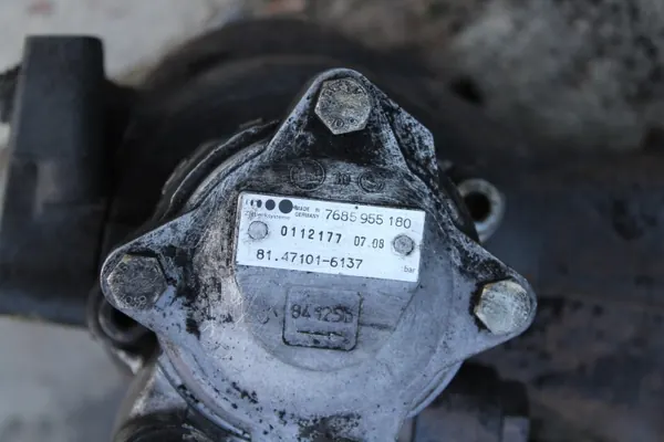 Bomba de direção OEM 51.47101-6137 Usada image 2