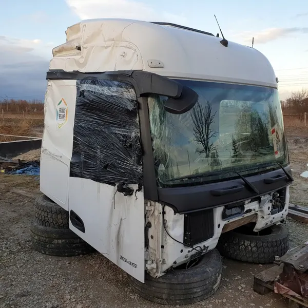 Cabina Mercedes-Benz Stream Space 2300 - OEM Usado image 3