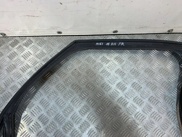 Mini Cooper F60 etuoven ikkunatiiviste OEM 7390094A110 image 4