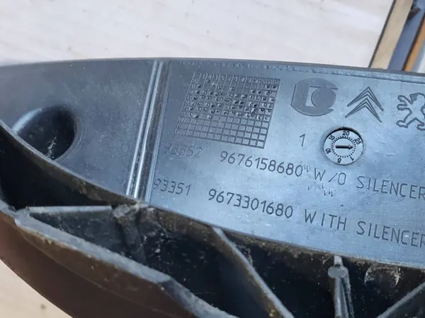 Untere Windschutzscheibendichtung Peugeot 208 OEM 9676158680 image 4