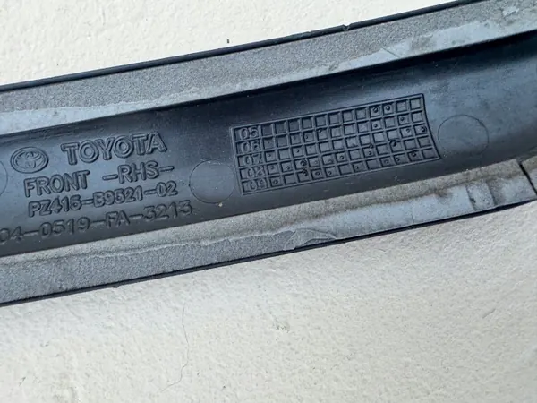 Toyota Yaris II voor rechter bumperstrip OEM PZ415-B9521 image 6