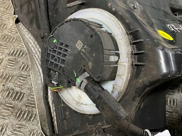 Tanque AdBlue Audi Q7 OEM 4M0131878BE Usado image 7