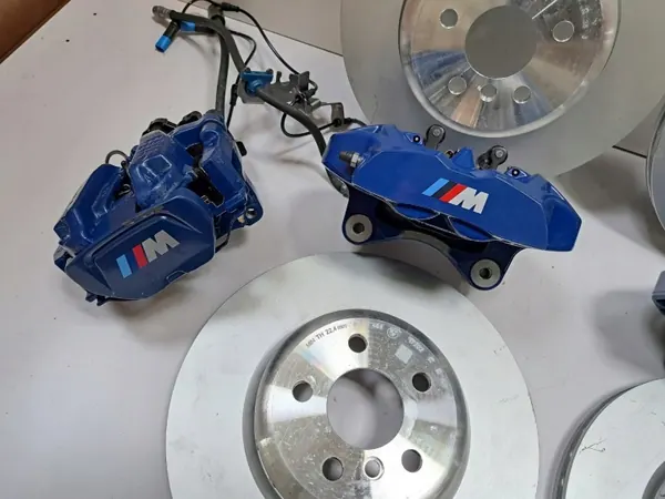 Kit de Freno BMW M OEM - Pinzas, Discos, Pastillas image 3