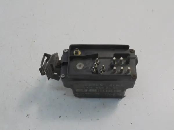 MERCEDES E W124 Gloeiplugrelais OEM image 5