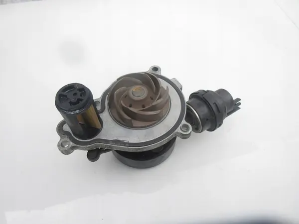BMW F30 F31 F20 F21 G20 G21 G30 G31 G01 X3 Vattenpump image 2