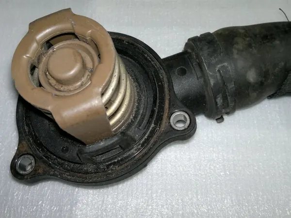 AUDI A6 4G 3.0TDI Termostato Manguera 059121111R image 2