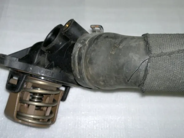 AUDI A6 4G 3.0TDI Termostato Manguera 059121111R image 4