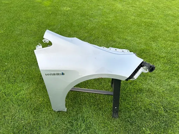 Parafango anteriore destro Toyota Corolla E21 HB-5 Kombi OEM image 2