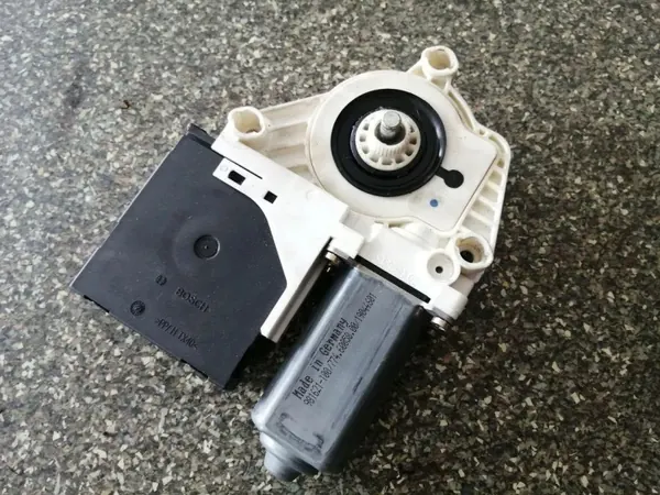 Motor de janela porta dianteira direita VW Golf V Variant OEM 1K0959792C image 3
