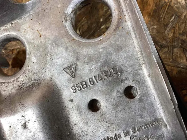 Reserveradhalter Porsche Macan OEM 95B614125 image 5