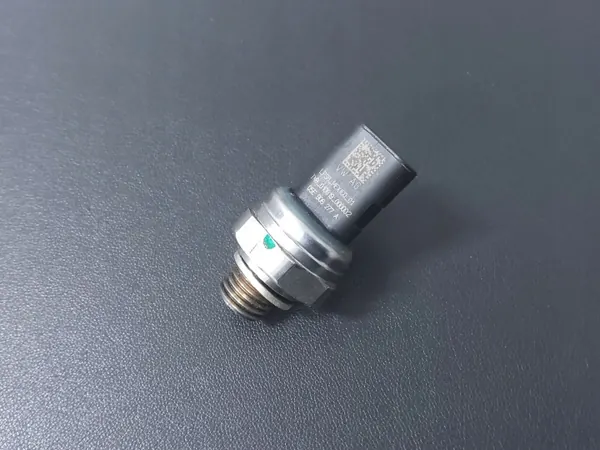Sensor de presión de aceite Skoda Kamiq OEM 05E906277A image 2