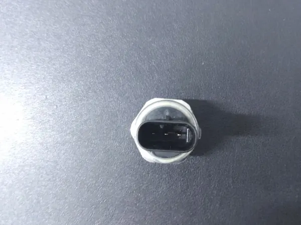 Sensor de presión de aceite Skoda Kamiq OEM 05E906277A image 3