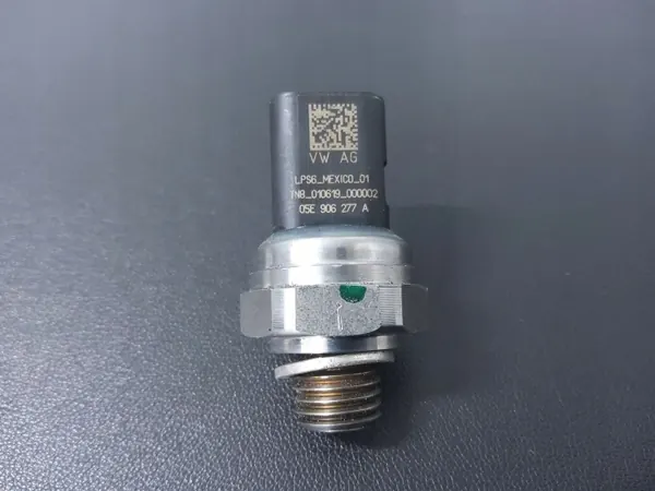 Sensor de presión de aceite Skoda Kamiq OEM 05E906277A image 4