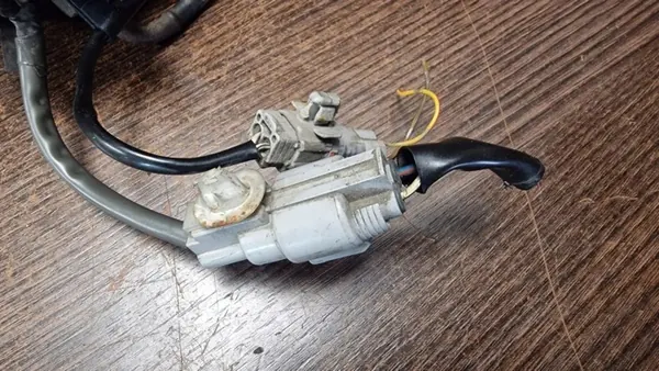 Bränslefilterhus OEM ADT32341 för Toyota Avensis image 6