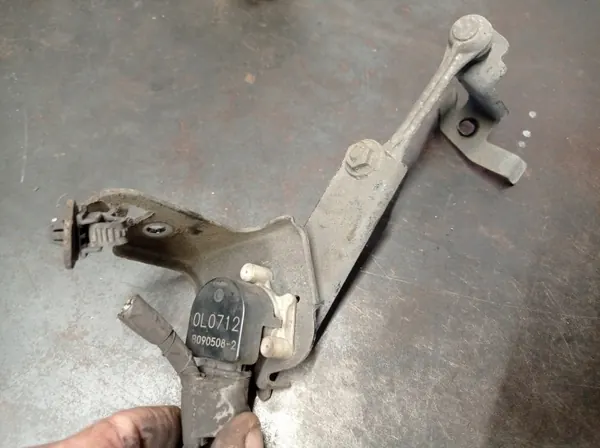Mazda OE OLO712 Xenon-Scheinwerfer-Niveausensor Vorne image 3