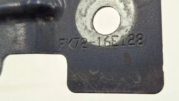 Främre höger stänkskärmsfäste OEM FK7216E128 image 5