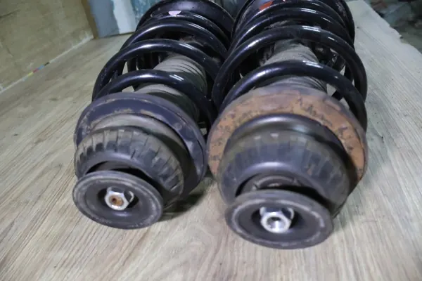 OEM AMORTYZATORY PRZÓ YARIS II Vooras Dempers Set image 3