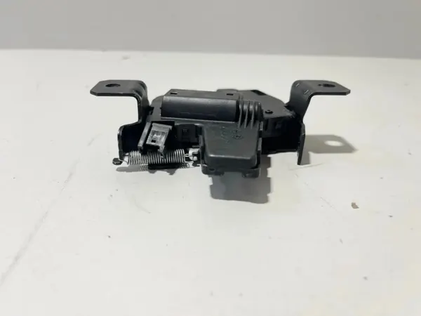 BMW OEM 7461674 takaluukun lukko X5 G05 2020 image 3