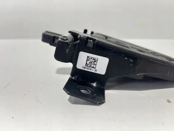 BMW OEM 7461674 takaluukun lukko X5 G05 2020 image 5