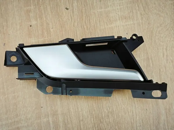 Puxador Interior Iluminado Esquerdo Dianteiro OEM 8W0837019A image 2