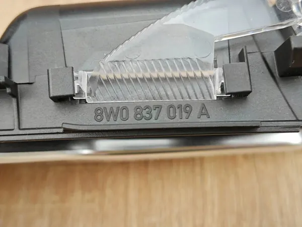 Puxador Interior Iluminado Esquerdo Dianteiro OEM 8W0837019A image 6