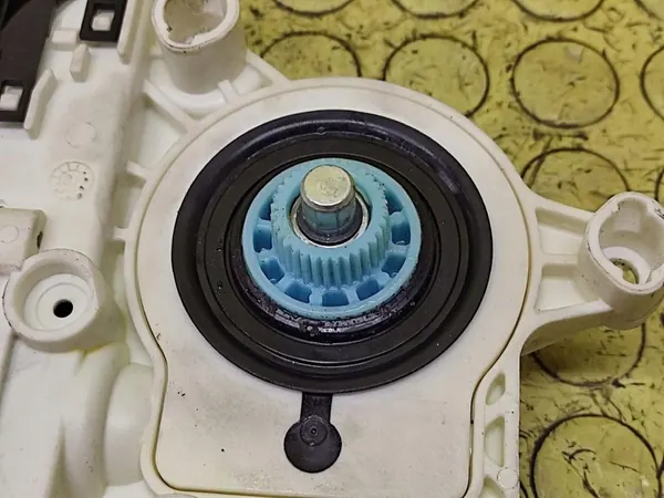 Linker achterraam motor SKODA OCTAVIA II 1K0959795E image 2