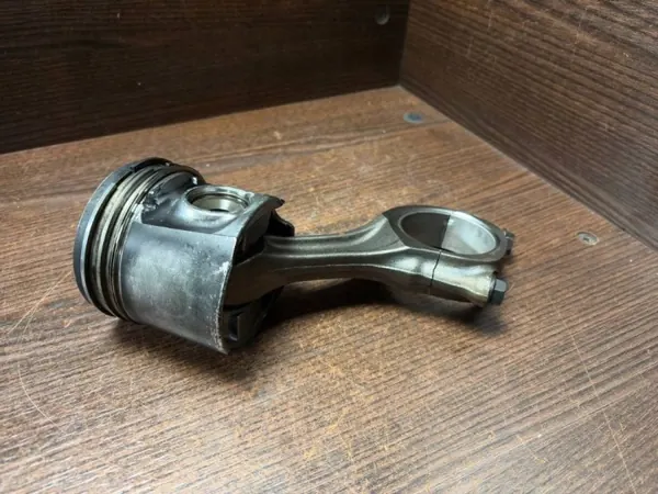 Piston Iveco Daily OEM 2996849 - 2.3L 93kW 2010 image 3