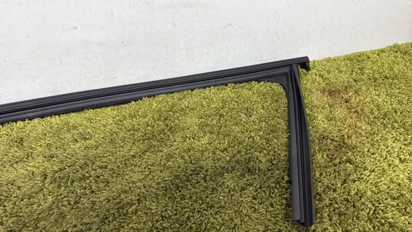 Fensterdichtung Tür Vorne Links OEM 3V0837431 image 3