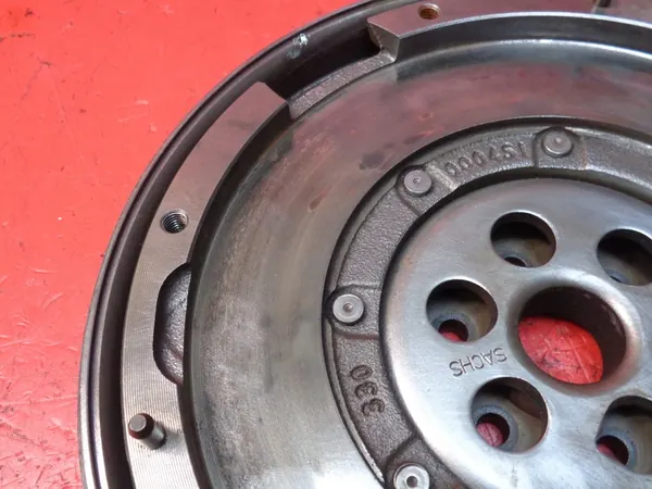 Kaksoismassavauhtipyörä Opel Corsa Astra 1.6 Turbo 55583513 image 3