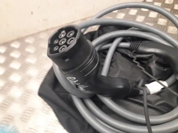 Câble de charge BMW OEM 7827900 pour i4 2024 image 3