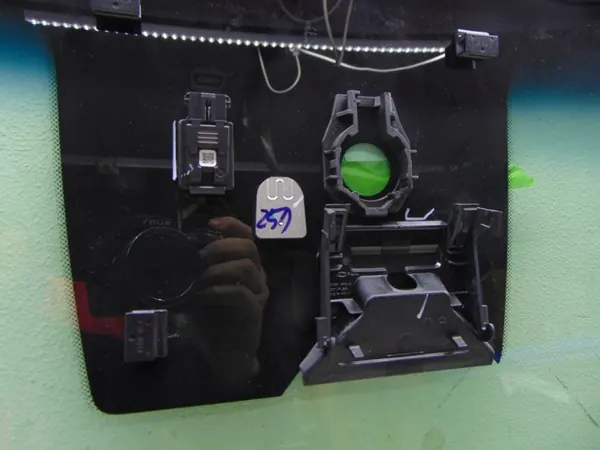 Genesis framruta OEM 2021 med sensor image 7
