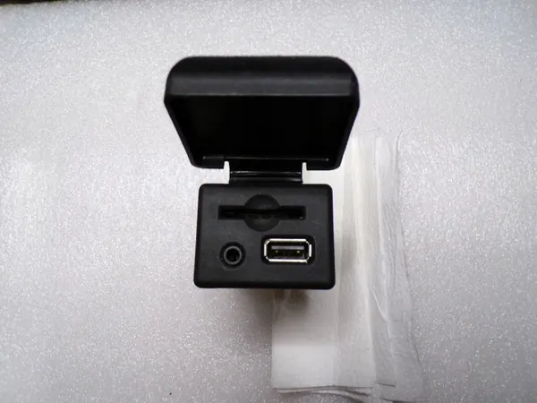 OEM 25908967 Conector Aux USB Leitor Cartões Opel image 2