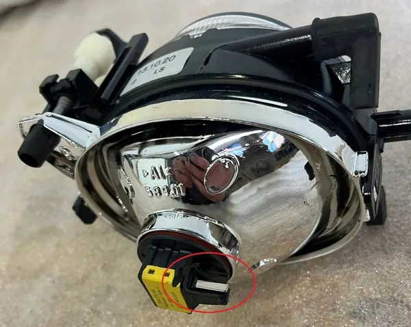 Farol de neblina halógeno direito BMW E39 image 4